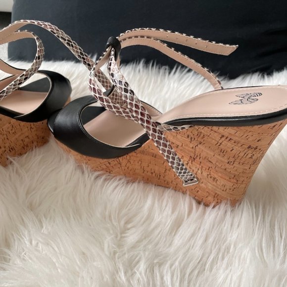 Size 10 Victoria's Secret Cork wedges - Picture 3 of 4